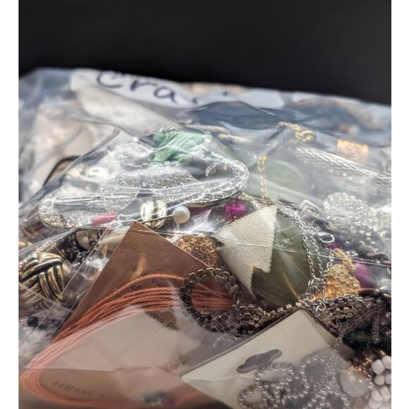 Jewelry Lot Vida Repurpose Bag Over 4 Pounds Beads & Possible Wearable Pieces - Picture 10 of 12